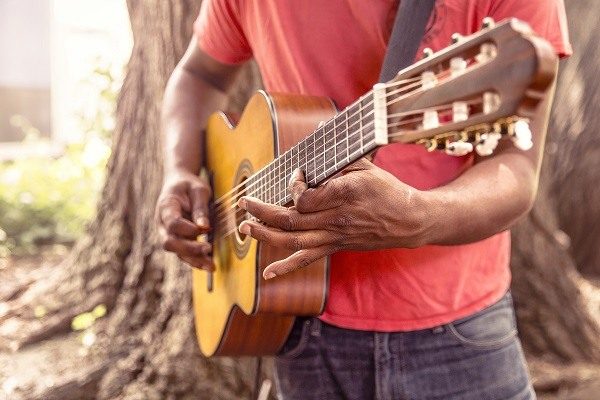 muzician cântă la chitară